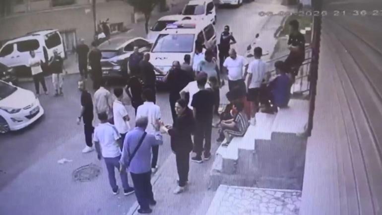 Küçükçekmecede 1i çocuk 2 kişinin yaralandığı silahlı kavga kamerada