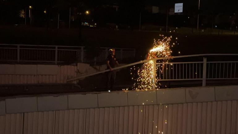 Avcılar’da asfalt kamyonu virajı alamayarak alt geçit yoluna düştü: 1 yaralı