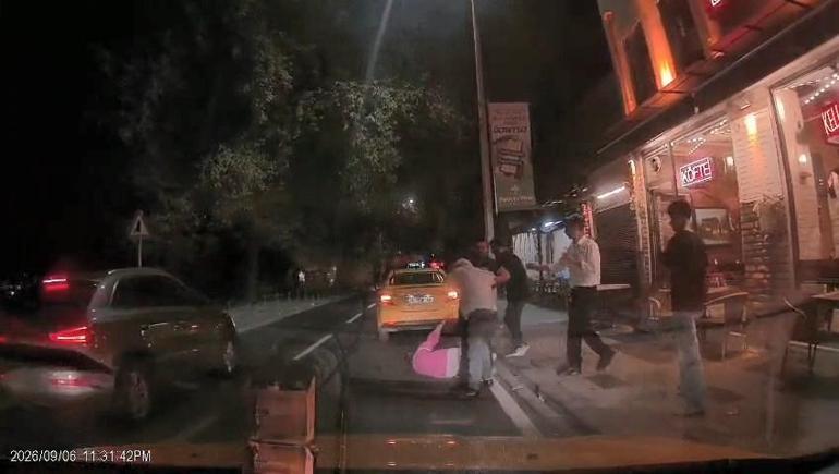 Fatihte taksi şoförü ücrette anlaşamadığı yolcuları araçtan indirip darbetti