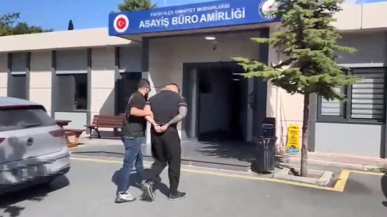 Fatihte taksi şoförü ücrette anlaşamadığı yolcuları araçtan indirip darbetti