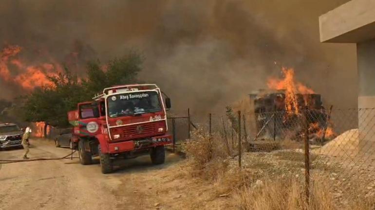 Kozanda 2 ayrı noktada orman yangını; yerleşim yerleri tedbir amaçlı boşaltıldı