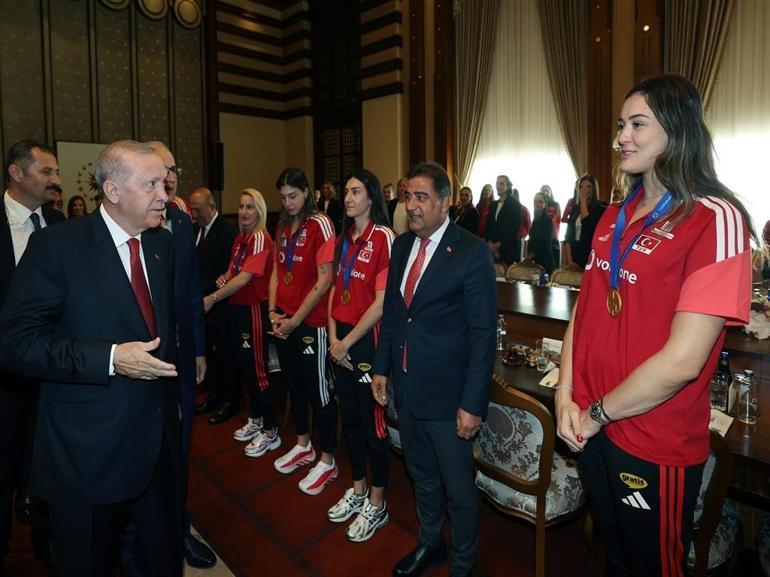 Cumhurbaşkanı Erdoğan, A Milli Kadın Voleybol Takımını kabul etti