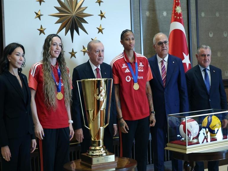 Cumhurbaşkanı Erdoğan, A Milli Kadın Voleybol Takımını kabul etti