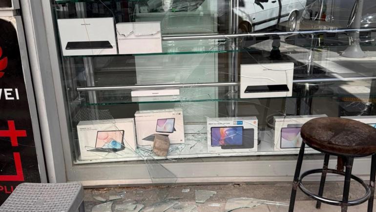 Camını taşla kırdıkları iş yerinden telefon ve tablet çaldılar; o anlar kamerada