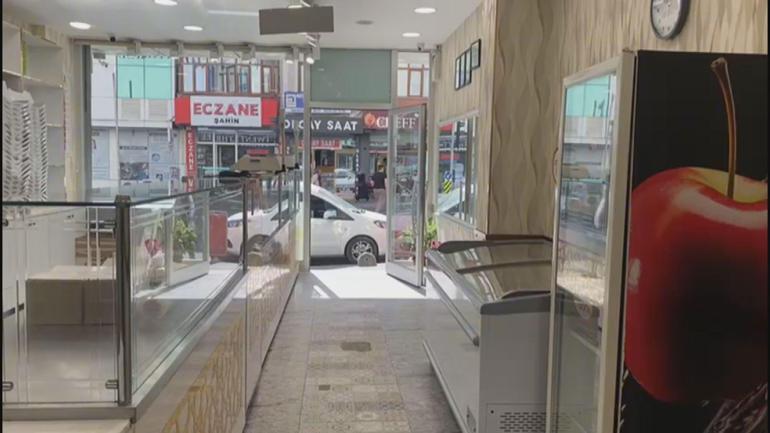 Esenler’de tatlıcı dükkanından sadaka kutusunu çalan şüpheli kamerada