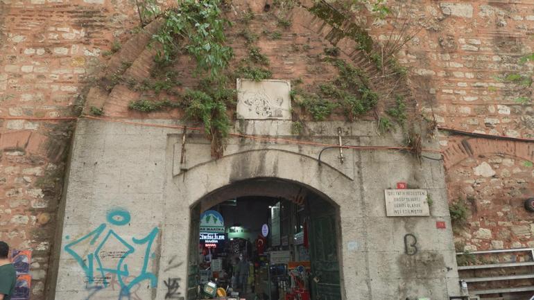 Tarihi Galata Bedesteni’nin duvarlarına grafiti