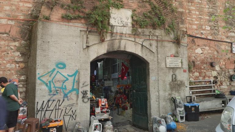 Tarihi Galata Bedesteni’nin duvarlarına grafiti