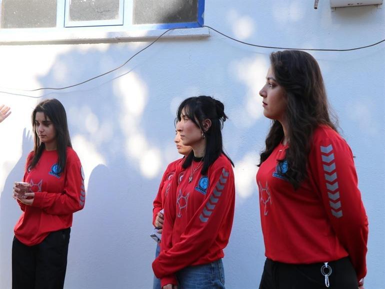 Depremde 2 arkadaşını kaybeden Zeynep, gönüllü arama kurtarma personeli oldu