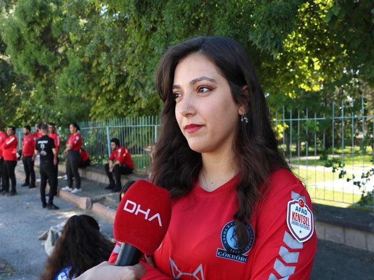 Depremde 2 arkadaşını kaybeden Zeynep, gönüllü arama kurtarma personeli oldu