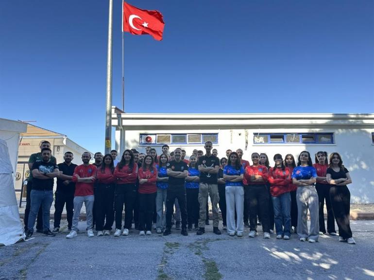 Depremde 2 arkadaşını kaybeden Zeynep, gönüllü arama kurtarma personeli oldu