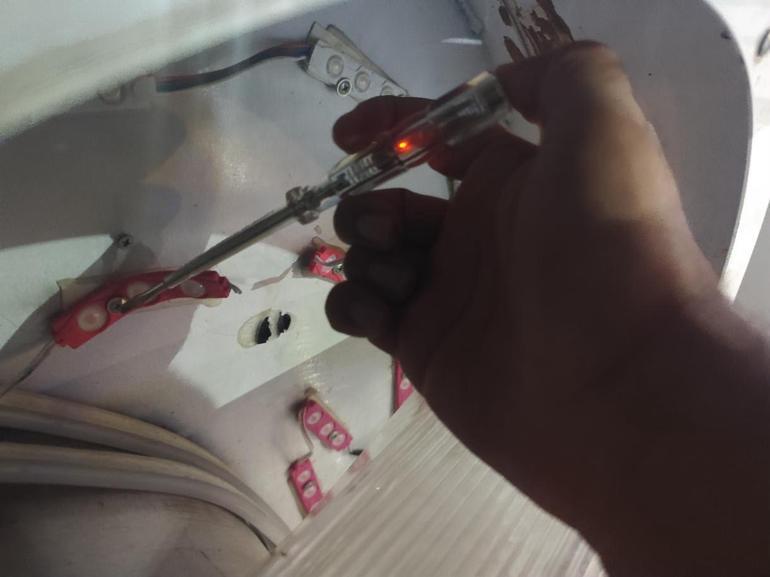 Açıkta bırakılan elektrik kablosuna temas eden çocuk, akıma kapılarak yaralandı