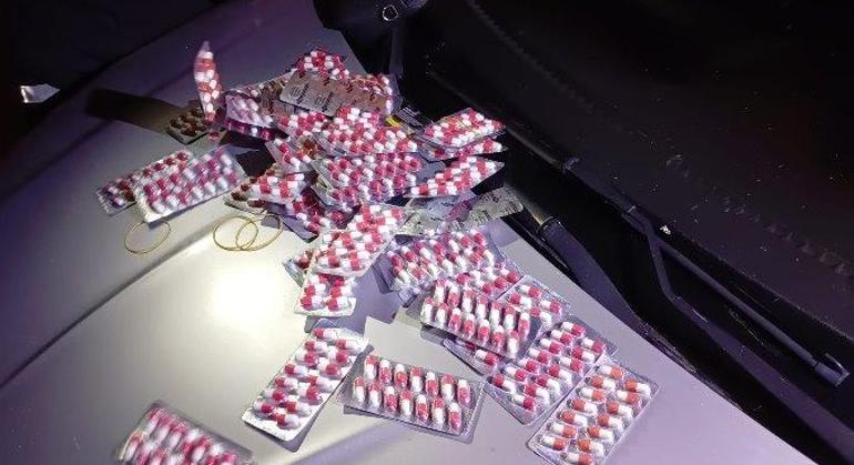 Ehliyetsiz sürücünün aracında 680 uyuşturucu hap ve metamfetamin ele geçirildi