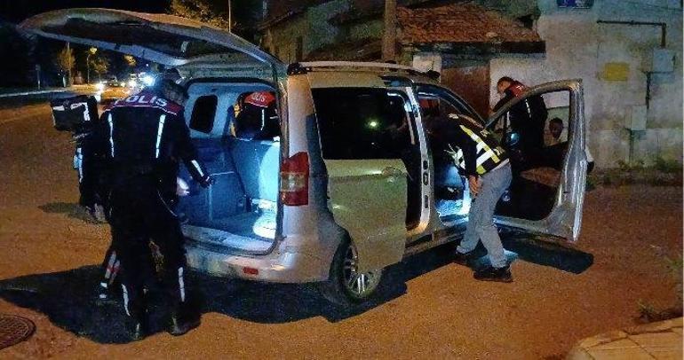 Ehliyetsiz sürücünün aracında 680 uyuşturucu hap ve metamfetamin ele geçirildi