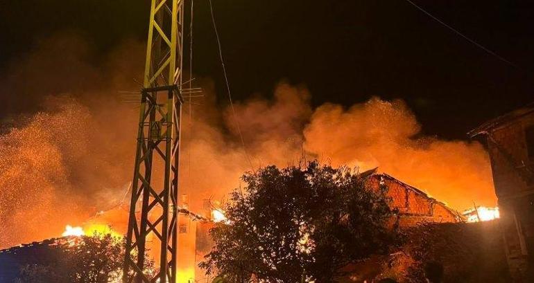 Çorumda 3 ev ve 3 ahır yangında kullanılamaz hale geldi