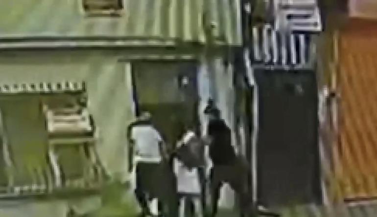 Beyoğlu’nda sokak ortasında erkek arkadaşı tarafından darbedildi; şikayetçi olmadı