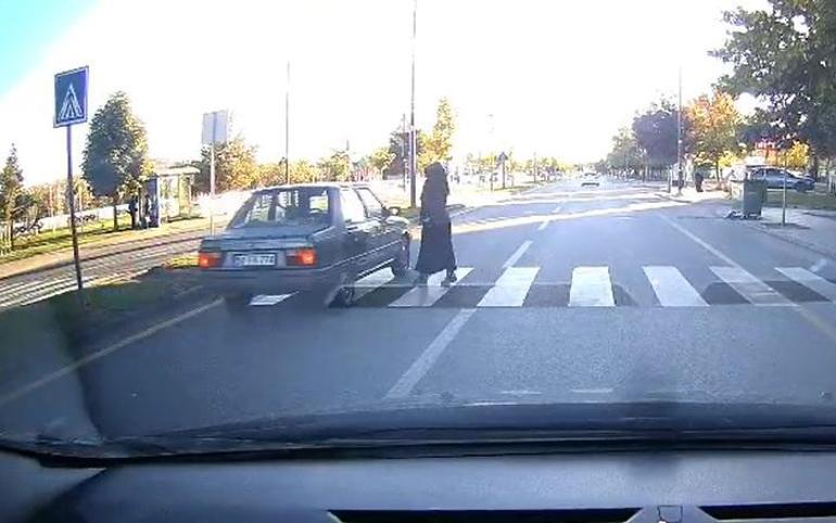 Yaya geçidinde otomobilin altında kalmaktan son anda kurtuldu