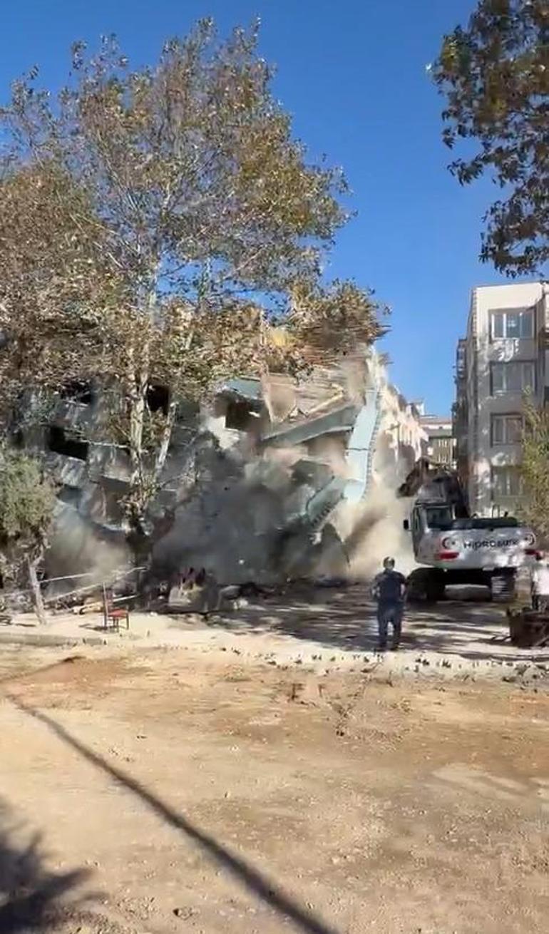 6 katlı apartmanın yıkım sırasında çöktüğü anlar kamerada