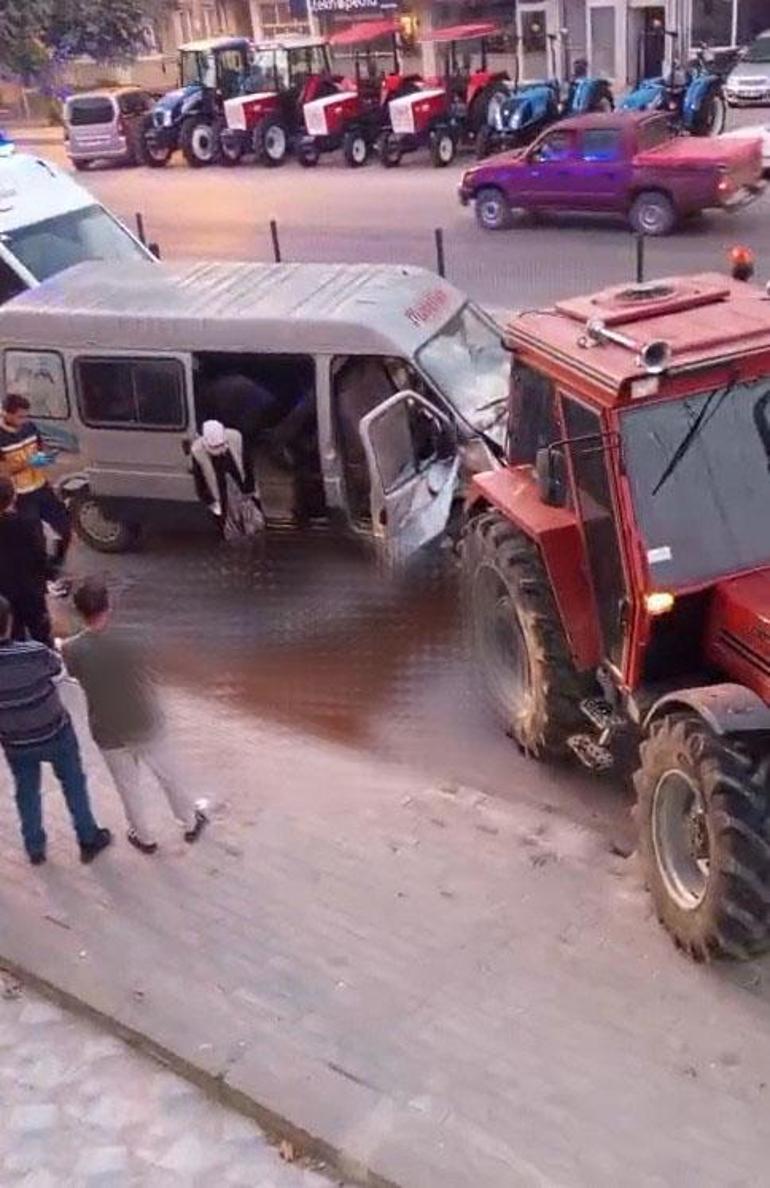 Tarım işçilerini taşıyan minibüs, park halindeki traktöre çarptı; 10 kişinin yaralandığı kaza kamerada