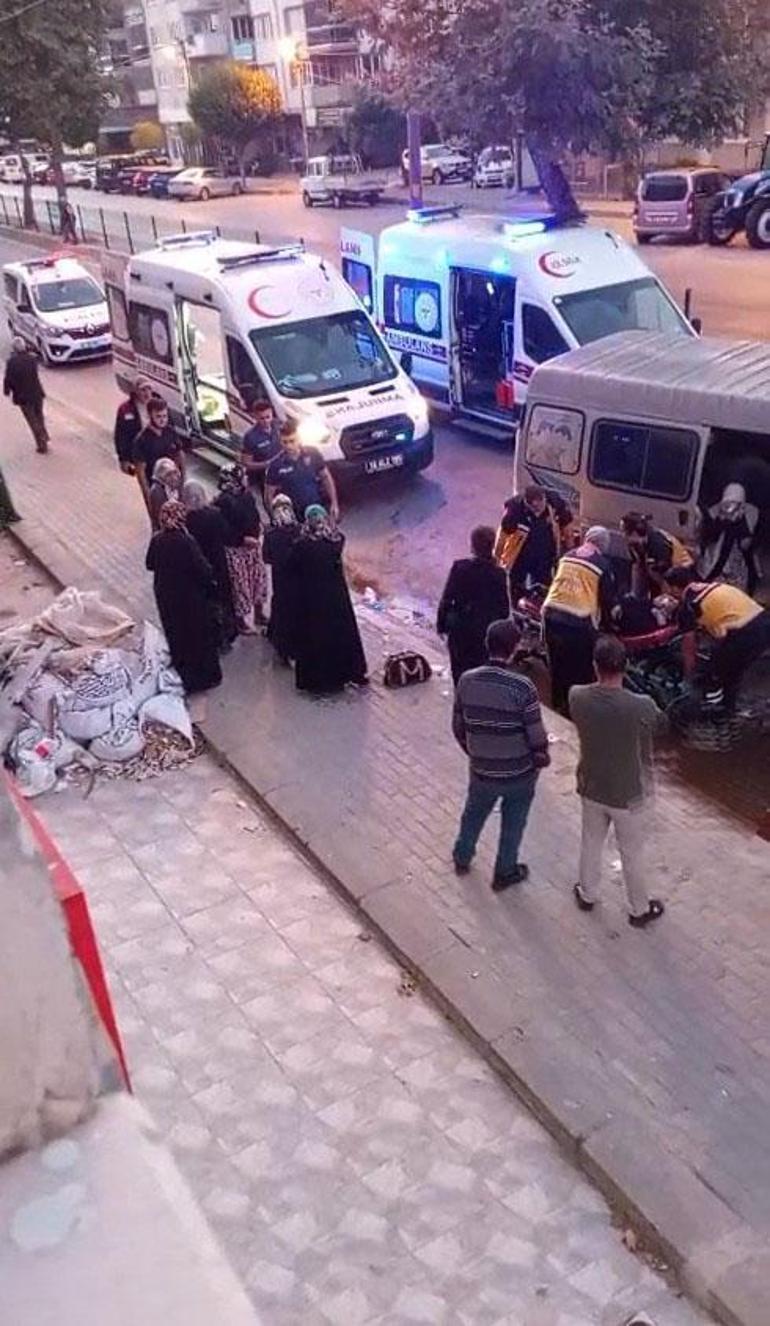 Tarım işçilerini taşıyan minibüs, park halindeki traktöre çarptı; 10 kişinin yaralandığı kaza kamerada