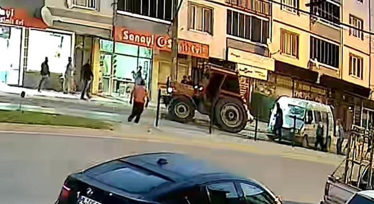 Tarım işçilerini taşıyan minibüs, park halindeki traktöre çarptı; 10 kişinin yaralandığı kaza kamerada