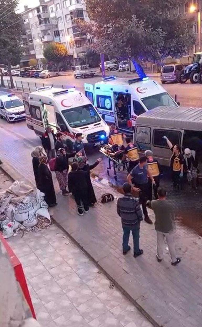 Tarım işçilerini taşıyan minibüs, park halindeki traktöre çarptı; 10 kişinin yaralandığı kaza kamerada