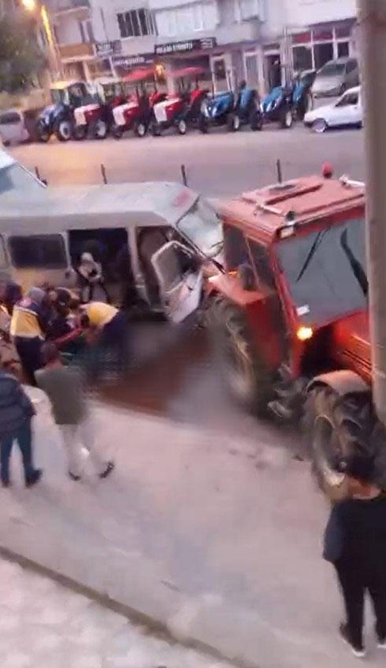 Tarım işçilerini taşıyan minibüs, park halindeki traktöre çarptı; 10 kişinin yaralandığı kaza kamerada