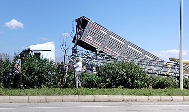 Damperi açık TIR, EDS direğini devirdi