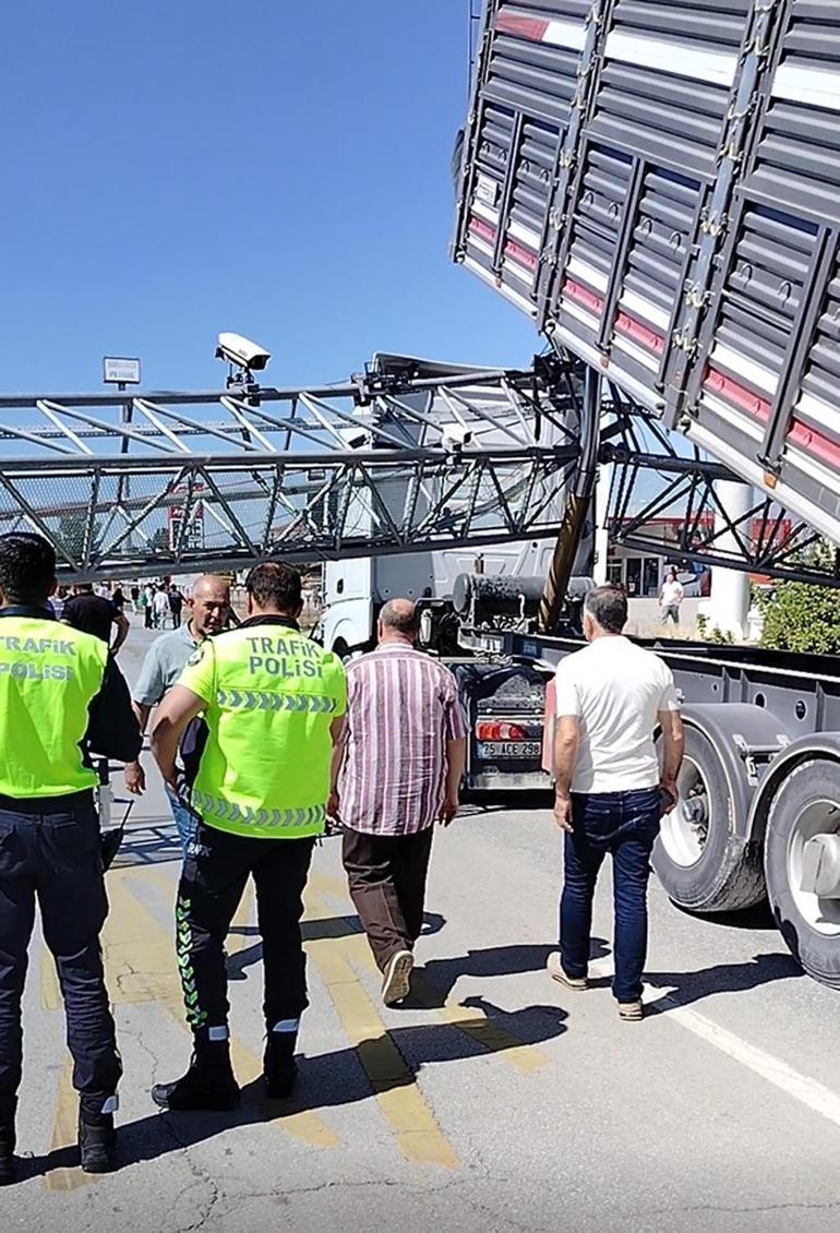 Damperi açık TIR, EDS direğini devirdi