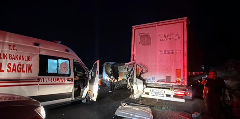 Tekirdağda minibüs, TIRa arkadan çarptı; 1 ölü, 1 yaralı