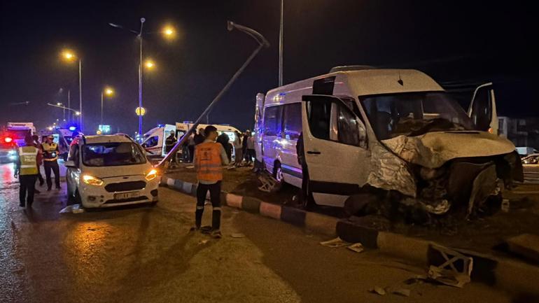 Düğünden dönen minibüs ile hafif ticari araç çarpıştı; 21 yaralı