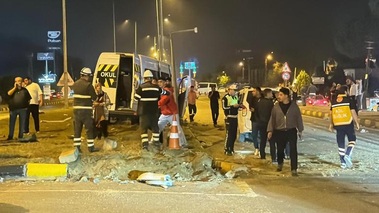 Düğünden dönen minibüs ile hafif ticari araç çarpıştı; 21 yaralı