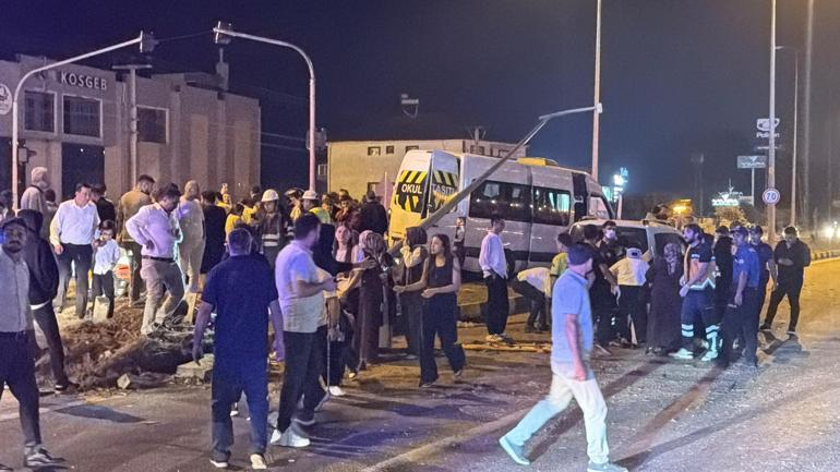 Düğünden dönen minibüs ile hafif ticari araç çarpıştı; 21 yaralı