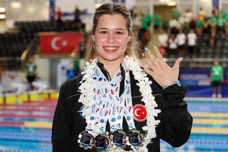 Bakan Baktan, milli para yüzücülere tebrik