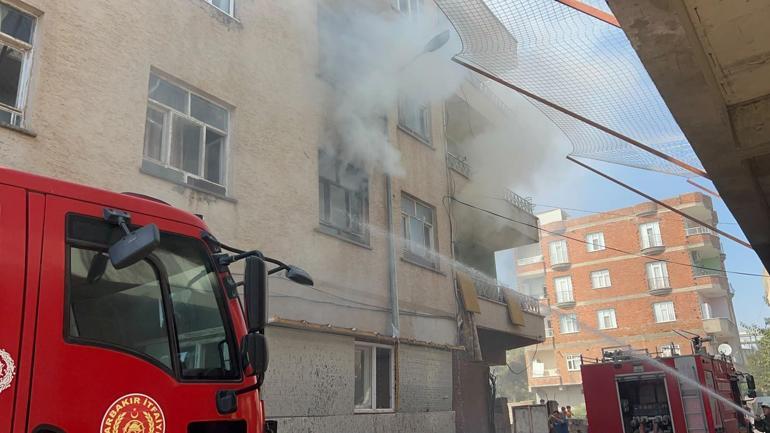 Yangında mahsur kalan kadını konteynerin üzerine çıkarak kurtardılar