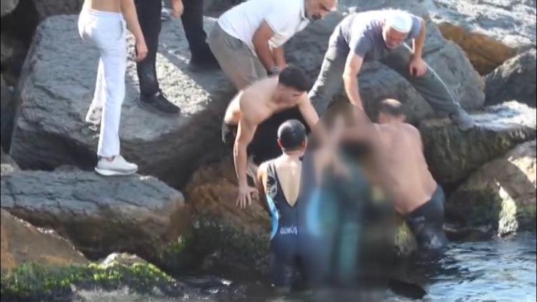 Üsküdarda zıpkınla balık avlayan kişi boğulma tehlikesi geçirdi
