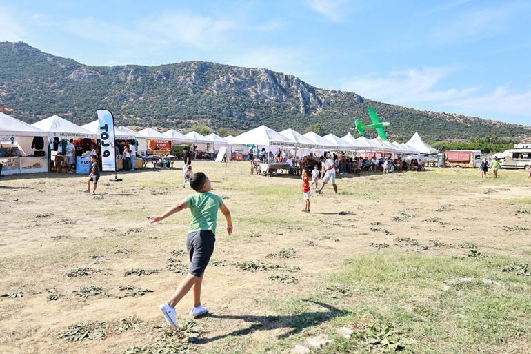 İzmirdeki havacılık festivalinde gökyüzünde Türk bayrağı ve Atatürk posteri açıldı