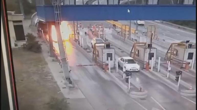 Eyüpsultanda bariyere çarpan yolcu otobüsü alev alev yandı: 2 ölü, 8 yaralı