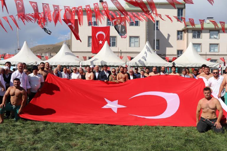 Uluslararası Pasinler Karakucak Güreşlerinde Kenan Gör başpehlivan oldu
