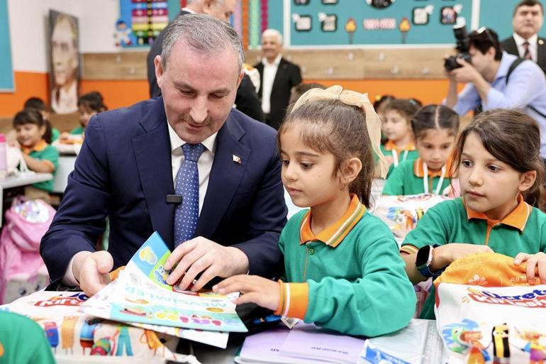 Sultanbeyli Belediyesi’nden 9 bin öğrenciye kırtasiye seti