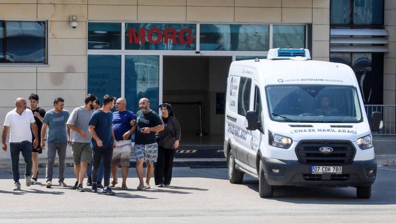 Ağaca çarpan otomobildeki sağlık çalışanı öldü, kardeşi ağır yaralandı