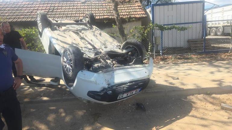 Kaldırıma çarpıp ters dönen otomobildeki baba oğul yaralandı