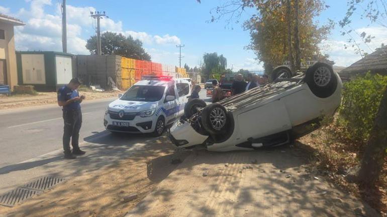 Kaldırıma çarpıp ters dönen otomobildeki baba oğul yaralandı