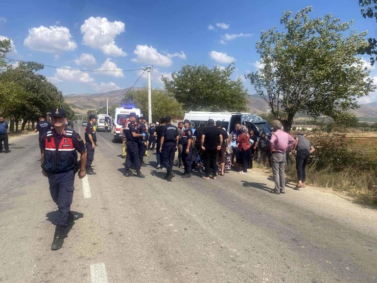 Tarım işçilerini taşıyan minibüs, ağaca çarptı: 14 yaralı