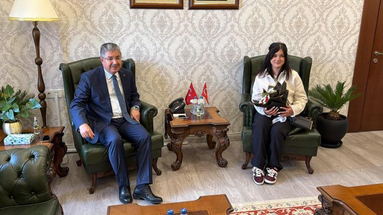 Yerde gördüğü Türk bayrağını alan kurye Gülten’e vali tebriği