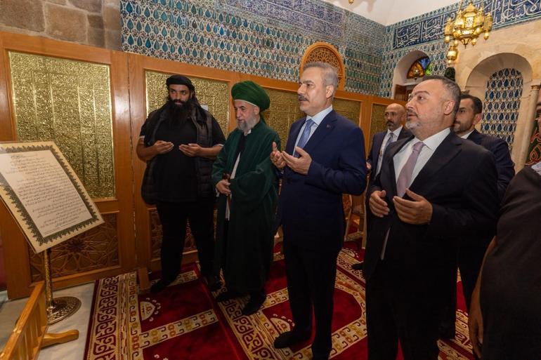 Bakan Fidan, Suriyede cami ve türbeleri ziyaret etti