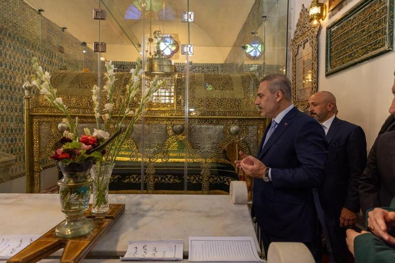 Bakan Fidan, Suriyede cami ve türbeleri ziyaret etti
