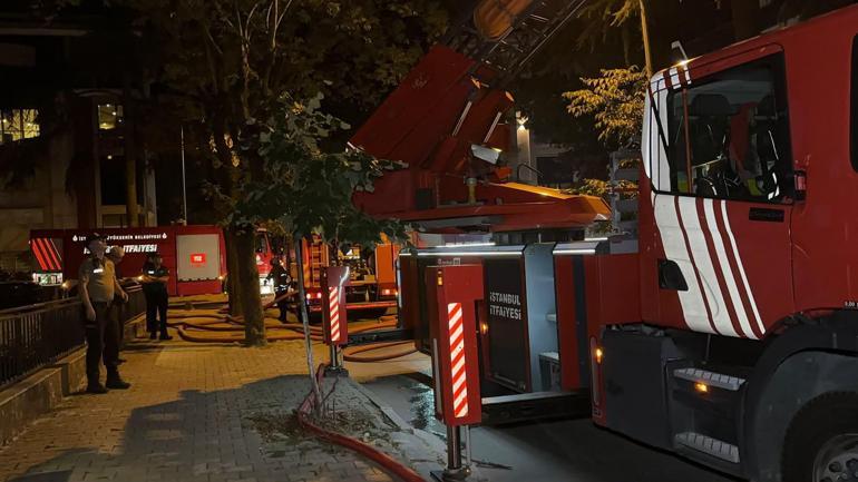Bakırköy’de kentsel dönüşüm nedeniyle boşaltılan binanın çatısı alev alev yandı