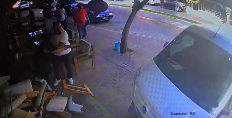 Kafede oturanlara hafif ticari araç çarptı; 1 yaralı