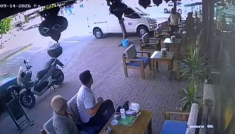 Kafede oturanlara hafif ticari araç çarptı; 1 yaralı