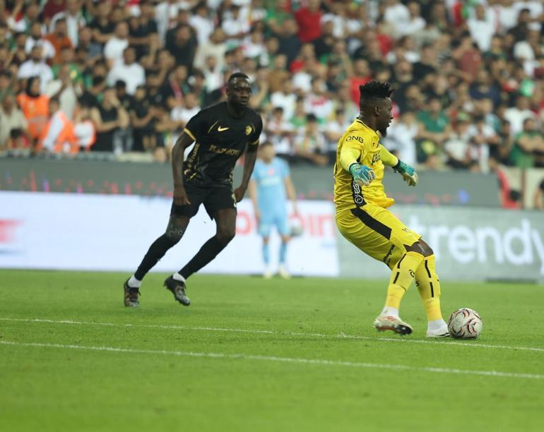 Onana hem kurtarıyor hem oyun kuruyor